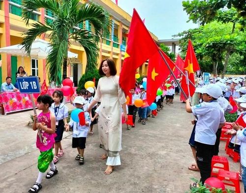 Cô trò một trường tiểu học trên địa bàn tỉnh Nam Định hân hoan chào đón năm học mới 2023-2024 - Ảnh: VGP