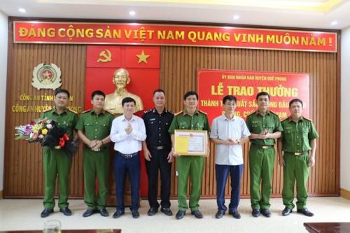 Lãnh đạo huyện Quế Phong trao thưởng cho Công an huyện về thành tích xuất sắc trong đấu tranh phòng, chống tội phạm ma túy.