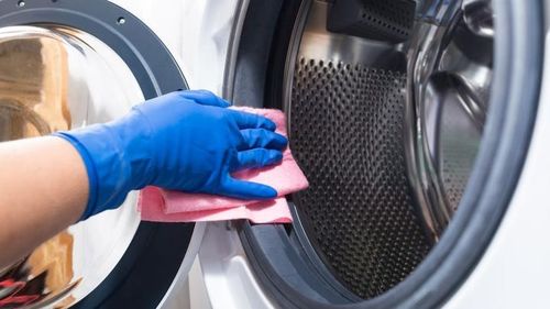 Nên vệ sinh máy giặt mỗi tháng một lần để phòng ngừa nấm mốc, loại bỏ mùi hôi và kéo dài tuổi thọ cho máy. (Ảnh: CNN)