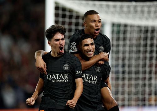 Niềm vui của các cầu thủ PSG với bàn nhân đôi cách biệt