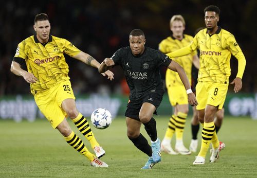 Kylian Mbappe luôn bị theo kèm chặt