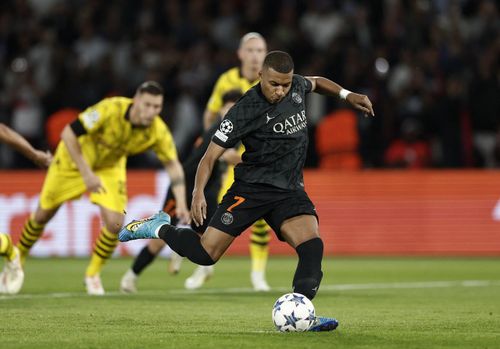 Sau hiệp một bế tắc, PSG cuối cùng cũng có được bàn mở tỷ số ở đầu hiệp hai. Phút 47, trung vệ Sule để bóng chạm tay sau cú sút của Mbappe trong vòng cấm Dortmund