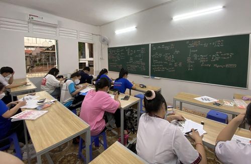 Bất chấp lệnh cấm, hoạt động dạy thêm vẫn tiếp diễn mỗi ngày. (Ảnh minh họa: T.N)