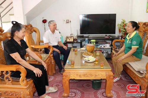 Cán bộ Hội người cao tuổi thị trấn Sông Mã thăm hỏi sức khỏe hội viên.