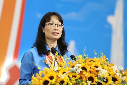 Bà Trần Thị Diệu Thúy- Chủ tịch LĐLĐ TPHCM phát biểu