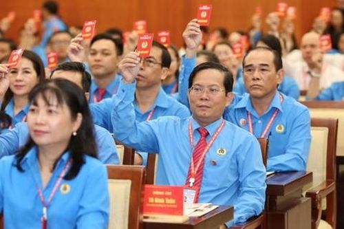 Các đại biểu thông qua chương trình, nội dung làm việc