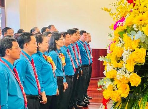 Các đại biểu dâng hương, dâng hoa, tưởng niệm Chủ tịch Hồ Chí Minh