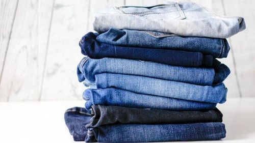 Đồ jeans sẽ nhanh bạc màu nếu bạn giặt bằng máy. (Ảnh: Science)
