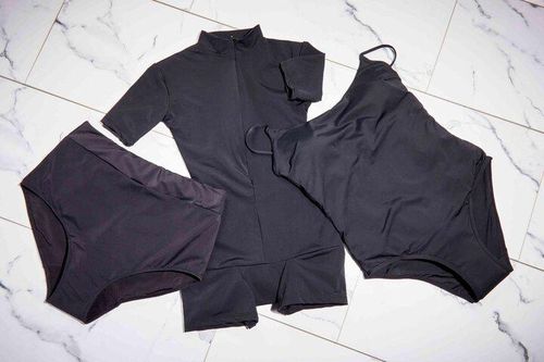 Bỏ đồ bơi vào máy giặt sẽ làm cho đồ bơi nhanh cũ hơn. (Ảnh: Health)