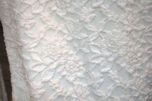 Ren là một trong những loại quần áo không nên cho vào máy giặt. (Ảnh: Bay)