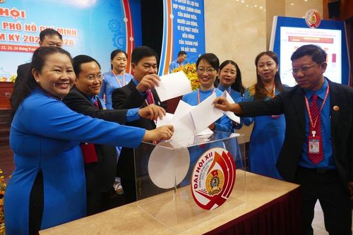 Đại biểu bỏ phiếu bầu Ban Chấp hành LĐLĐ TP Hồ Chí Minh khóa XII, nhiệm kỳ 2023 - 2028 vào sáng 23/9.