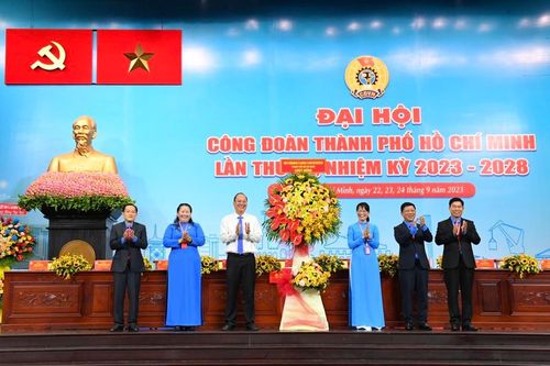 Phó Bí thư Thành ủy TP Hồ Chí Minh Nguyễn Hồ Hải (thứ 3 từ trái sang) tặng hoa chúc mừng ĐHCĐ TP Hồ Chí Minh khóa XII, nhiệm kỳ 2023 - 2028.