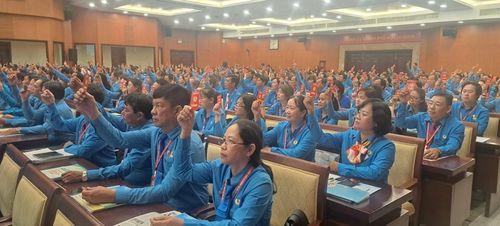 Đại biểu biểu quyết danh sách bầu cử Ban Chấp hành LĐLĐ TP Hồ Chí Minh khóa XII, nhiệm kỳ 2023 - 2028.