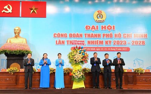 Phó Chủ tịch Thường trực Tổng LĐLĐ Việt Nam Trần Thanh Hải (thứ 3 từ phải sang) tặng hoa chúc mừng ĐHCĐ TP Hồ Chí Minh khóa XII, nhiệm kỳ 2023 - 2028.