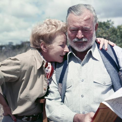 Văn hào Ernest Hemingway cùng vợ ông, bà Mary Welsh, trong chuyến đi tới Kenya năm 1952. Ảnh: Earl Theisen / Getty Images