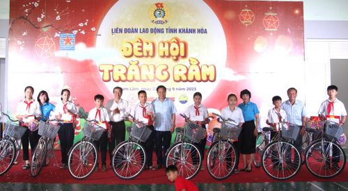 Ông Hà Quốc Trị cùng các đại biểu trao quà, học bổng và xe đạp cho trẻ em có hoàn cảnh khó khăn.