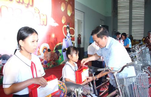Ông Hà Quốc Trị trao quà và học bổng cho trẻ em có hoàn cảnh khó khăn.
