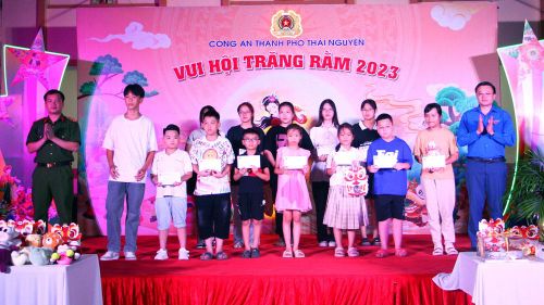 Lãnh đạo Công an TP. Thái Nguyên và Thành Đoàn Thái Nguyên tặng quà các cháu thiếu nhi có thành tích xuất sắc.