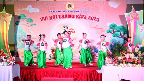 Một tiết mục văn nghệ trong chương trình “Vui hội trăng rằm”.