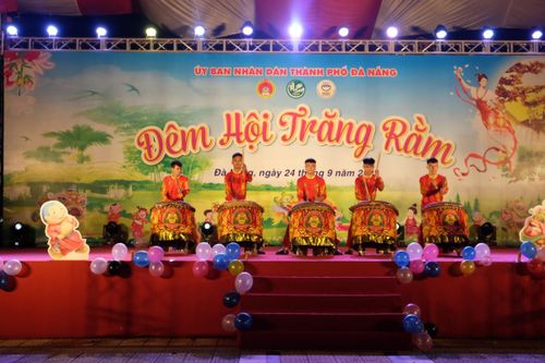 Tiết mục trống mở màn cho chương trình “Đêm hội trăng rằm”
