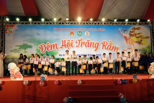Ông Trần Chí Cường- Phó chủ tịch UBND TP Đà Nẵngtrao tặng quà cho các em có hoàn cảnh đặc biệt tại đêm hội