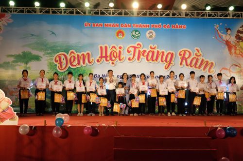 Trao tặng quà cho các em có hoàn cảnh đặc biệt tại đêm hội