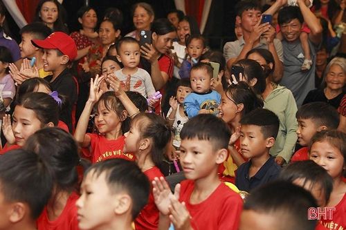 Trẻ em bản Phú Lâm háo hức tham gia chương trình “Vầng trăng yêu thương”.
