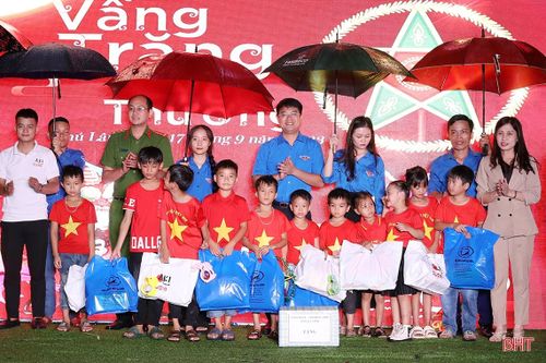 Các đơn vị: Báo Hà Tĩnh, Bụi Cafe, Văn phòng Cảnh sát điều tra Công an tỉnh và đơn vị đồng hành, nhà hảo tâm trao tặng 160 suất quà cho 160 em thiếu nhi bản Phú Lâm.
