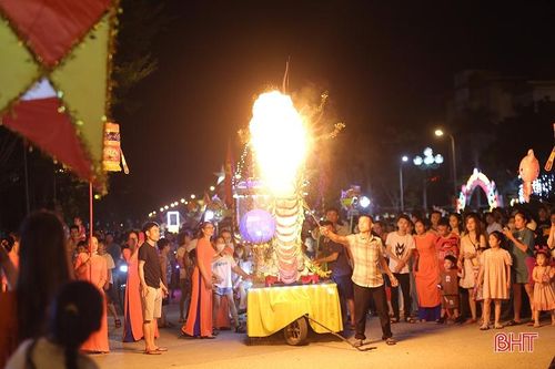 Không khí náo nhiệt tại Lễ hội “Thành Sen rước đèn Trung thu” do TP Hà Tĩnh tổ chức tối 23/9.