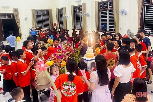 Đoàn thanh niên Agribank Chi nhánh tỉnh Hà Tĩnh và Agribank Chi nhánh Hà Tĩnh II cùng các mạnh thường quân tổ chức tết Trung thu tại Làng trẻ em mồ côi Hà Tĩnh vào tối 23/9.