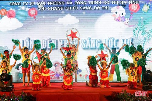 Công ty CP Môi trường và Công trình đô thị Hà Tĩnh tổ chức chương trình vui tết Trung thu “Đêm hội trăng rằm”.