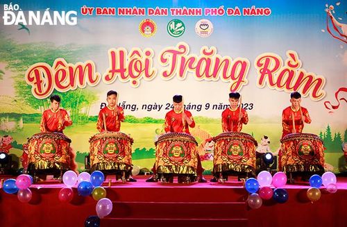 Tiết mục trống hội phục vụ người dân và các em thiếu nhi tại chương trình. Ảnh: X.D