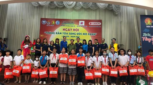 Thương tá Mai Văn Em, Phó Trưởng ban Chuyên đề Công an TPHCM cùng đại diện chính quyền, đoàn thể địa phương, nhà tài trợ tặng quà đến các em thiếu nhi