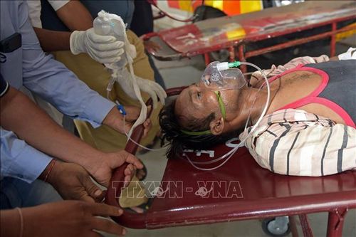 Chuyển nạn nhân ngộ độc rượu tới bệnh viện ở Ahmedabad, Ấn Độ. Ảnh tư liệu: AFP/TTXVN
