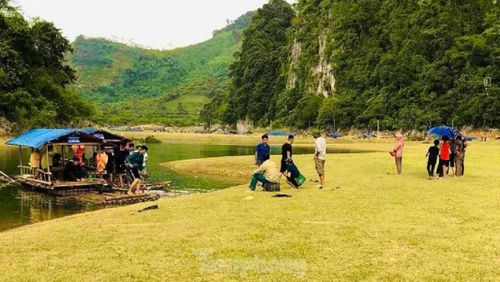 Lực lượng chức năng nỗ lực tìm kiếm nạn nhân. Ảnh: báo Tiền Phong.