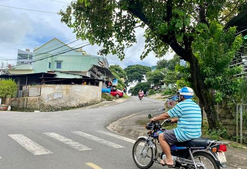 Dốc Hoàng Văn Thụ-Trần Quý Cáp nằm ở vị thế khá phức tạp, không ngay hàng thẳng lối mà có những khúc cua gấp, độ dốc lớn, có thể rẽ qua nhiều hướng khác nhau nên con dốc này được coi là dốc khó đi nhất Pleiku.