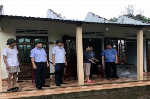 Chính quyền, cơ quan chức năng đến thăm hỏi, động viên người dân.