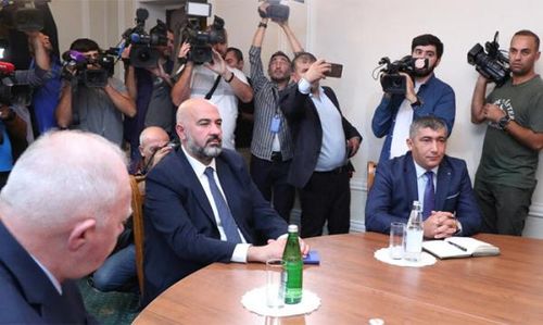Đại diện hai đoàn đàm phán Armenia và Azerbaijan về vấn đề Nagorno - Karabakh tại Yevlakh, ngày 21/9.