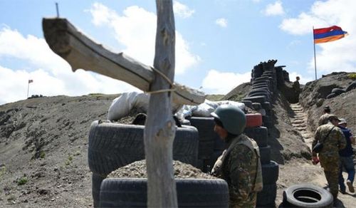 Binh sĩ Armenia canh gác tại trạm kiểm soát biên giới với Azerbaijan gần làng Sotk ở Armenia, ngày 18/6/2023.