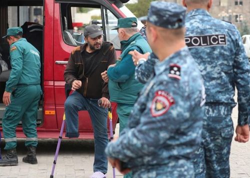 Một người tị nạn từ vùng Nagorno-Karabakh nói chuyện với thành viên của Bộ Tình trạng Khẩn cấp Armenia khi đến một trung tâm lưu trú tạm thời ở thị trấn Goris, Armenia.