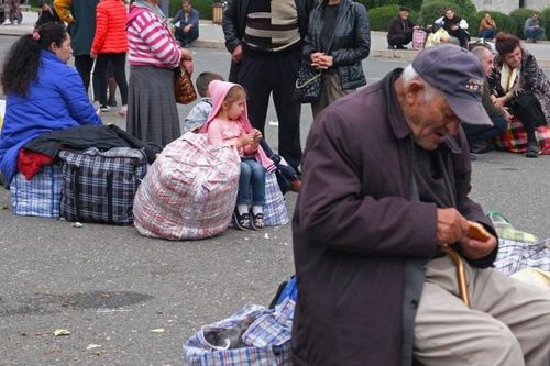 Người dân tập trung tại trung tâm Stepanakert để rời Nagorno-Karabakh, khu vực sinh sống của người dân tộc Armenia.