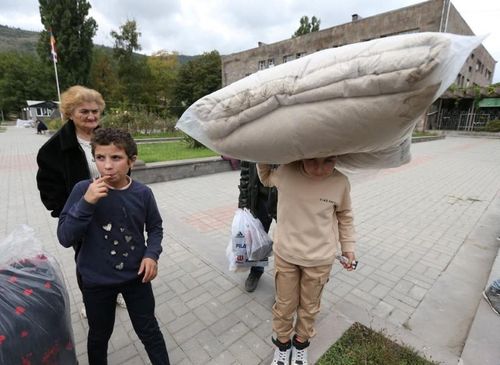 Người tị nạn từ vùng Nagorno-Karabakh đến trung tâm lưu trú tạm thời ở thị trấn Goris, Armenia, ngày 25/9.