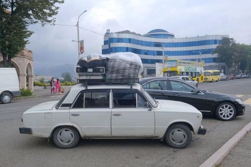 Chiếc ô tô chở đầy đồ đạc của người dân rời Nagorno-Karabakh, khu vực sinh sống của người dân tộc Armenia, trên đường phố ở Stepanakert, ngày 25/9.