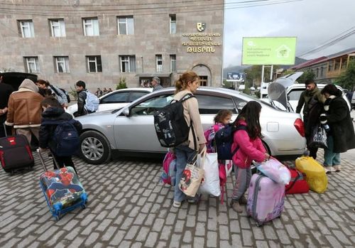 Người tị nạn từ vùng Nagorno-Karabakh đến trung tâm lưu trú tạm thời ở thị trấn Goris, Armenia.