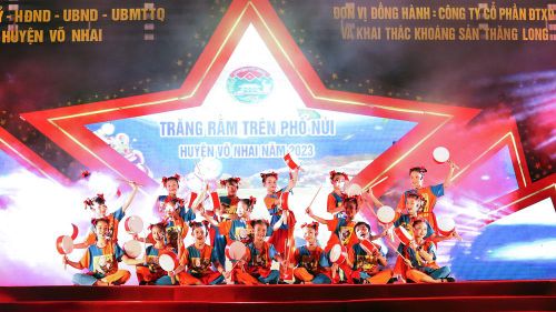 Một tiết mục văn nghệ tại đêm hội.