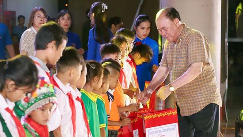 Đại diện Công ty CP Đầu tư xây dựng và Khai thác khoáng sản Thăng Long trao quà cho học sinh có hoàn cảnh đặc biệt của huyện Võ Nhai.