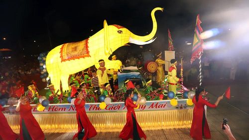 Phần diễu hành mô hình đèn Trung thu của các đơn vị.