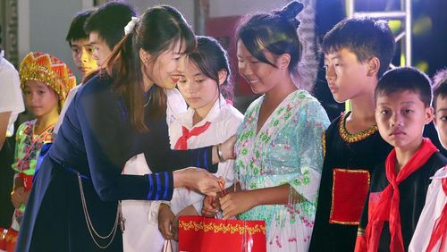 Lãnh đạo huyện Võ Nhai trao quà cho học sinh có hoàn cảnh đặc biệt.