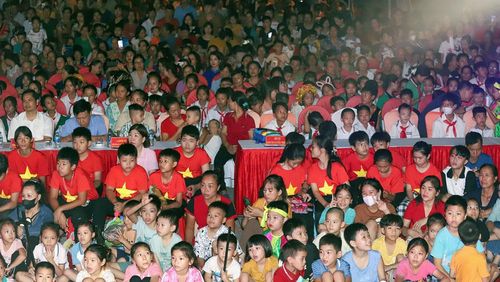 Đông đảo thiếu nhi và nhân dân địa phương hào hứng tham gia đêm hội Trung thu.