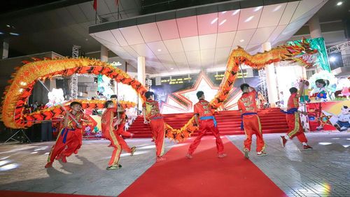 Màn múa lân sư rồng thu hút đông đảo người xem.